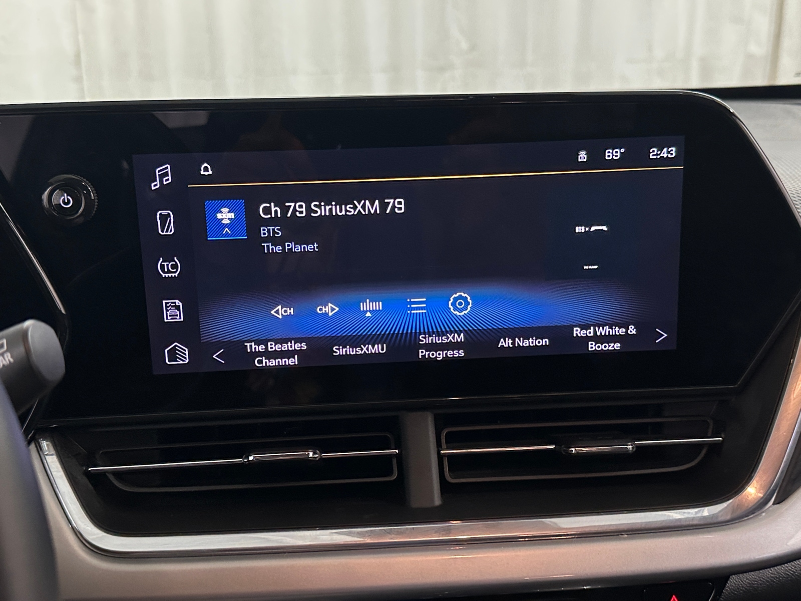 Thumbnail: 2025 Chevrolet Trax - 4