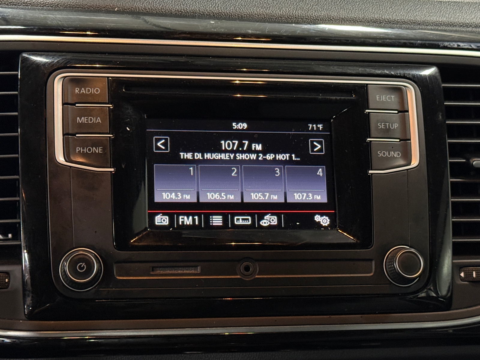 Thumbnail: 2019 Volkswagen Beetle - 3