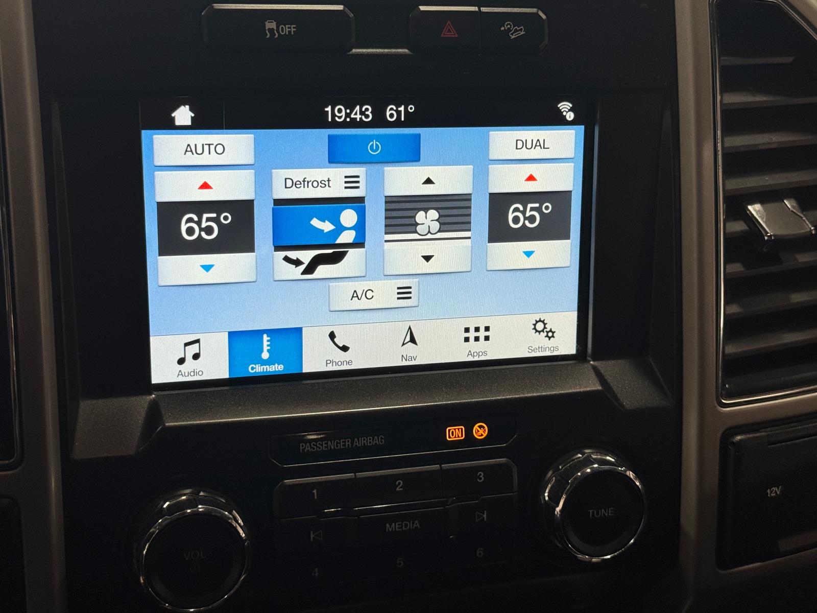 Thumbnail: 2019 Ford Econoline - 3