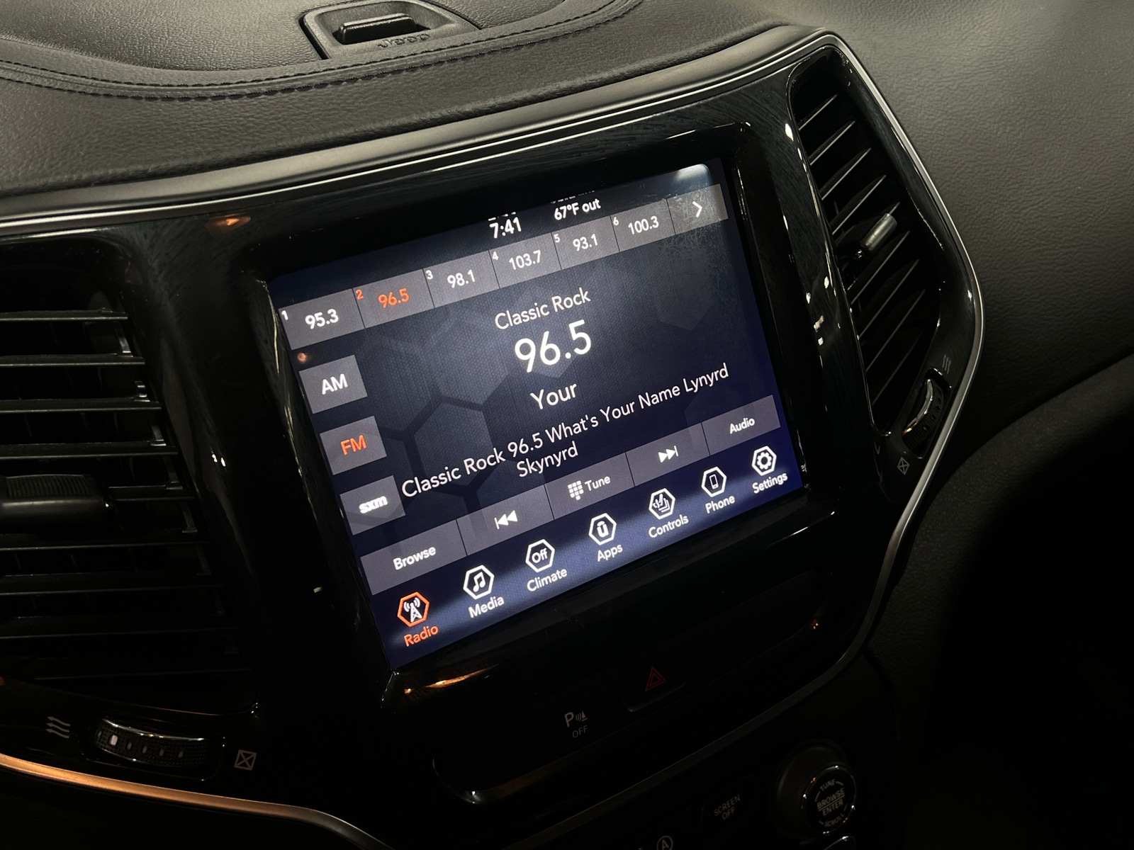 Thumbnail: 2019 Jeep Cherokee - 3