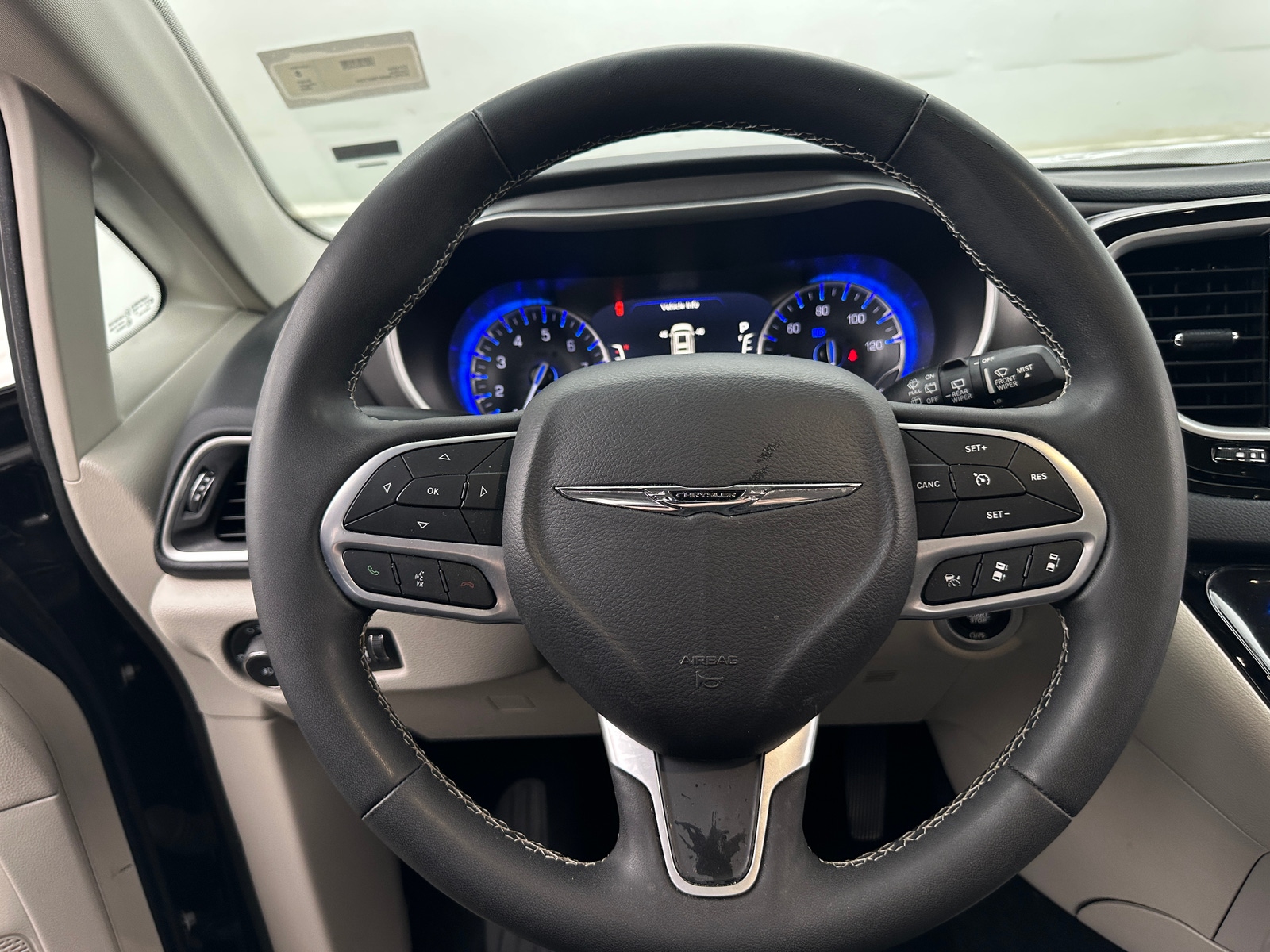 Thumbnail: 2023 Chrysler Pacifica - 4