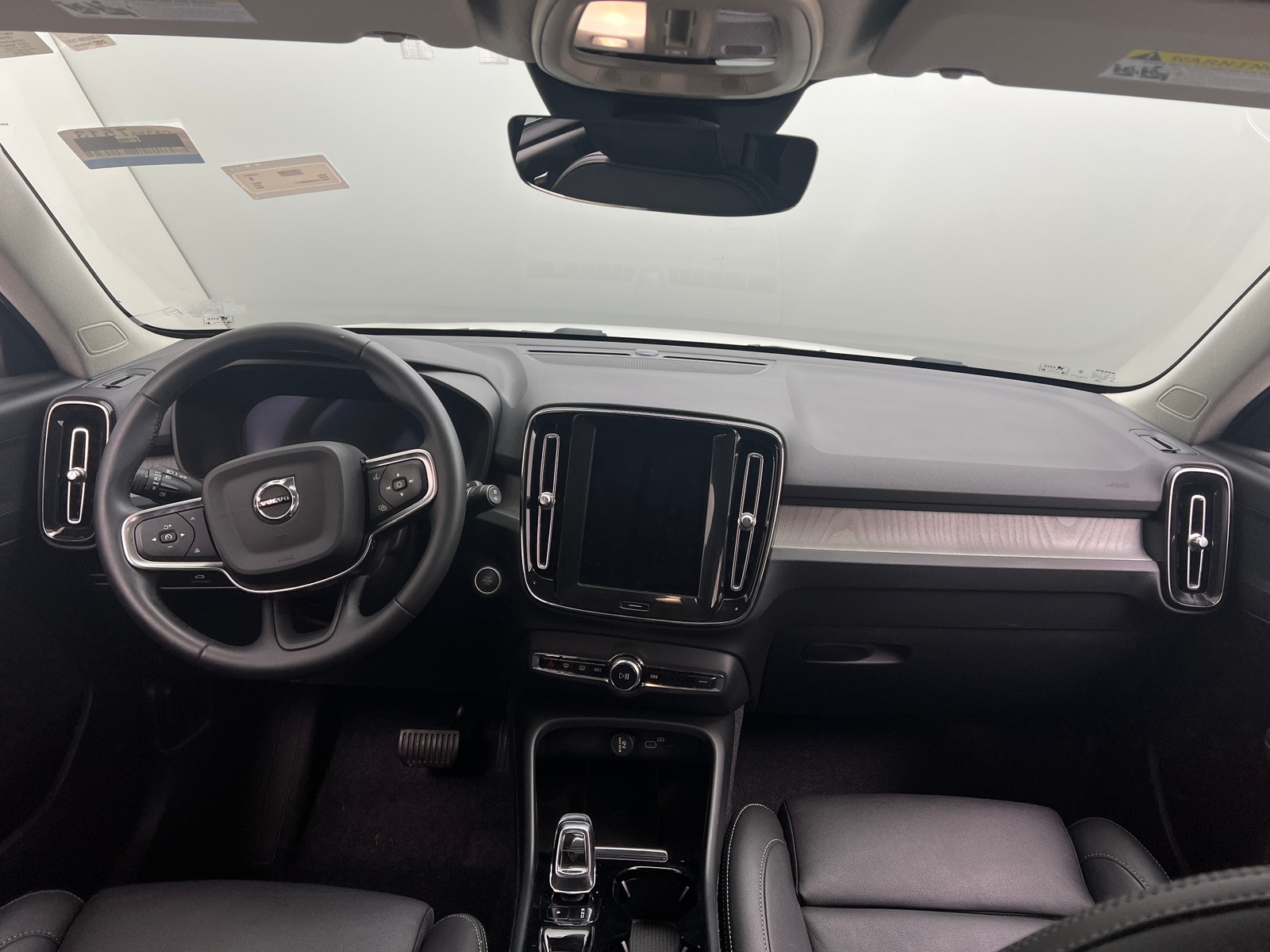 Thumbnail: 2025 Volvo XC40 - 2