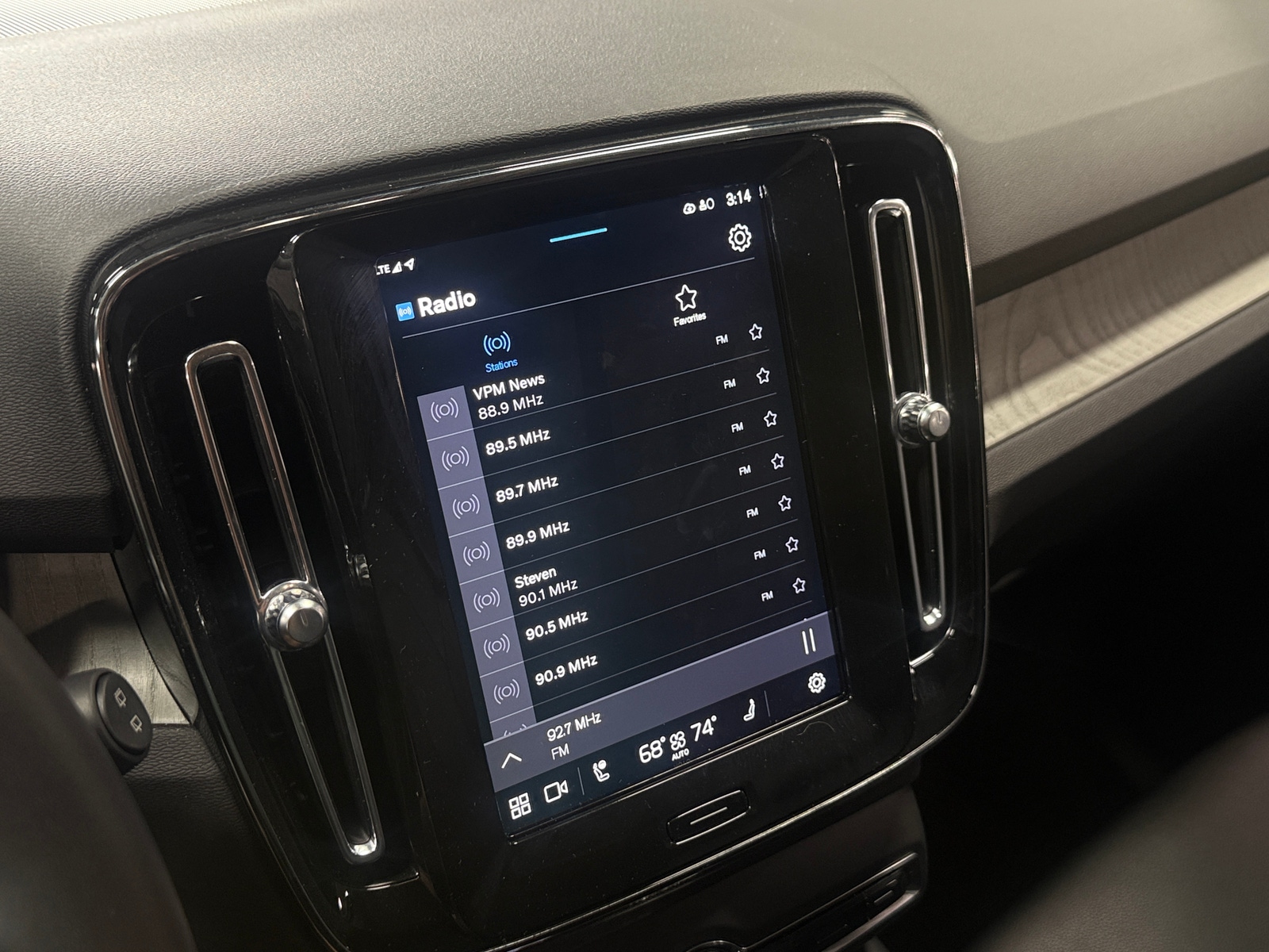 Thumbnail: 2025 Volvo XC40 - 3