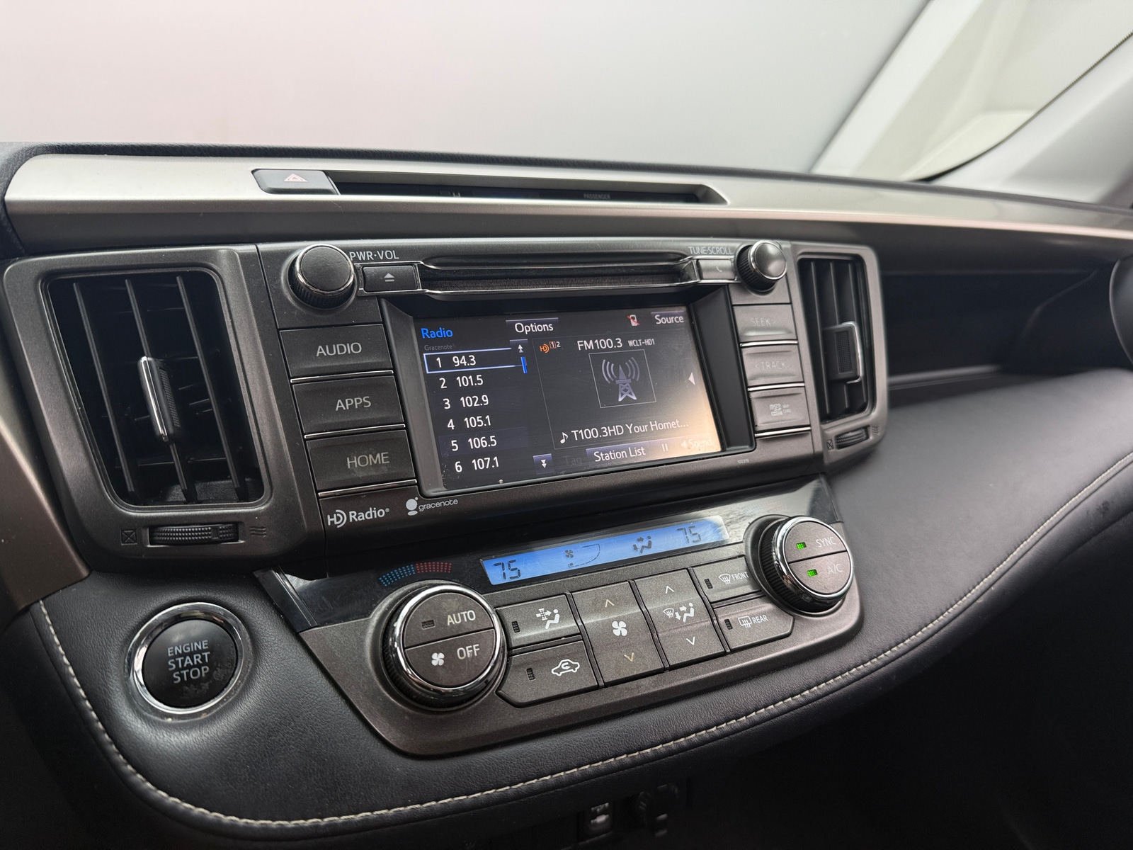 Thumbnail: 2015 Toyota RAV4 - 3