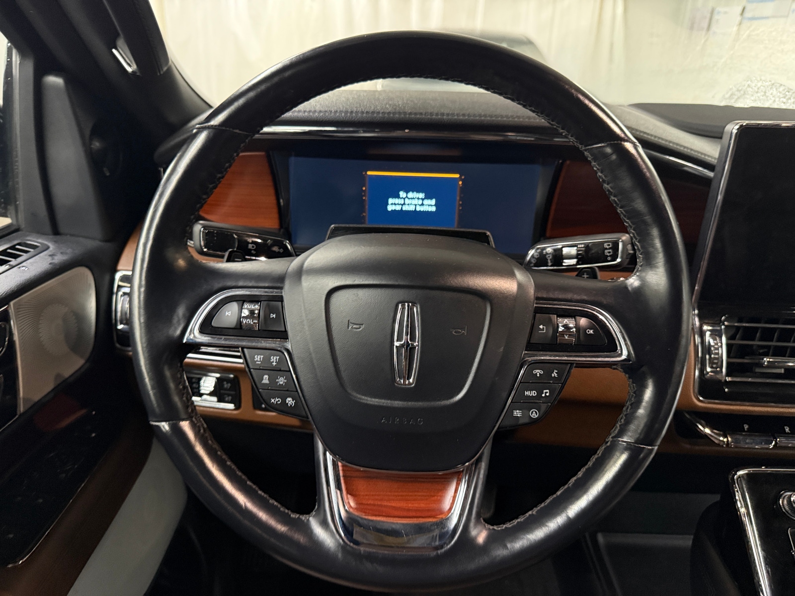 Thumbnail: 2022 Lincoln Navigator L - 4