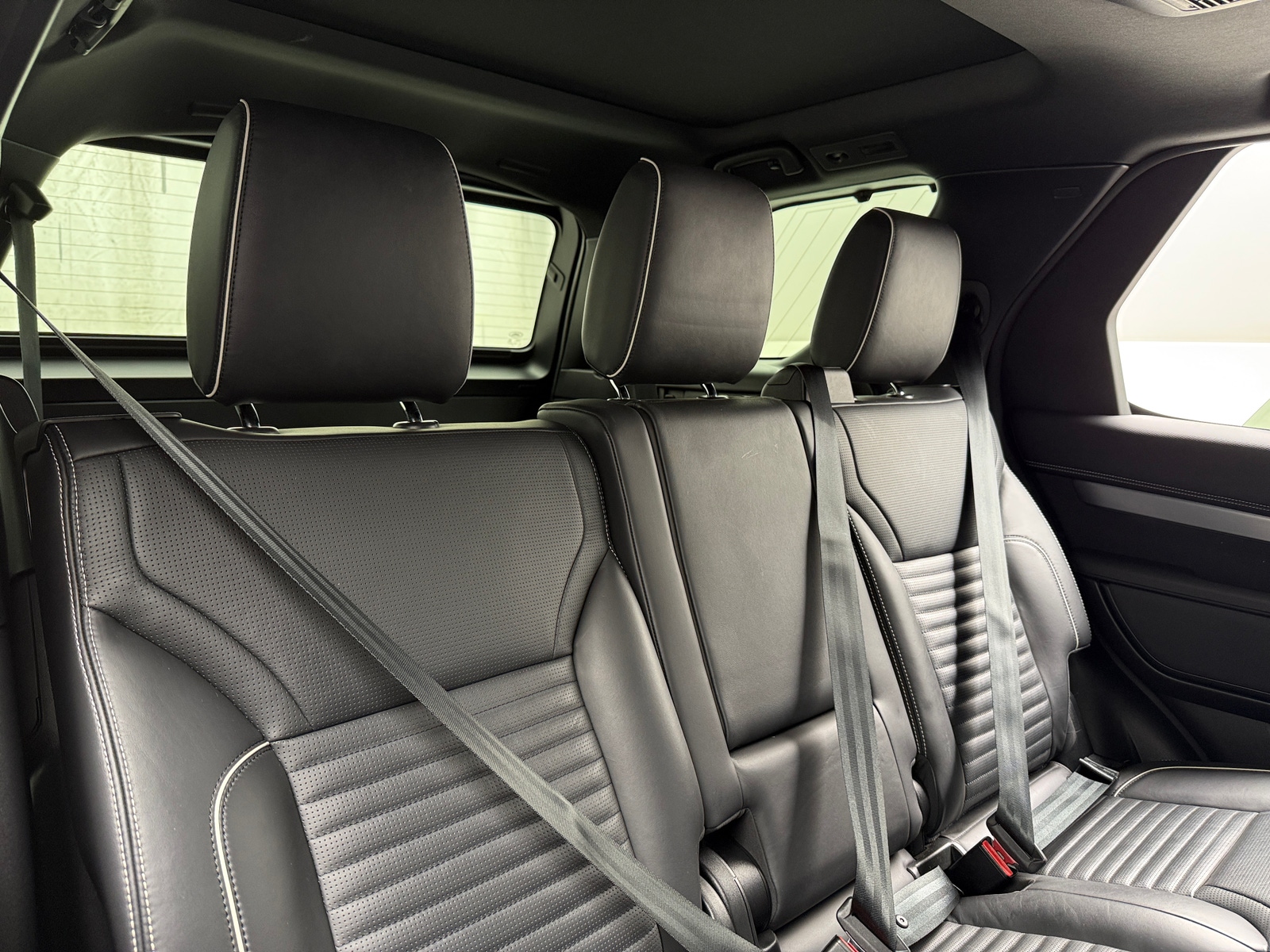 Thumbnail: 2022 Land Rover Discovery - 5