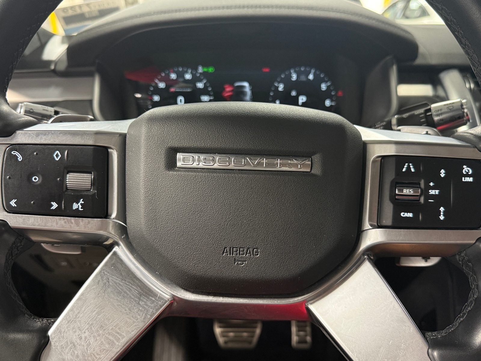 Thumbnail: 2022 Land Rover Discovery - 4