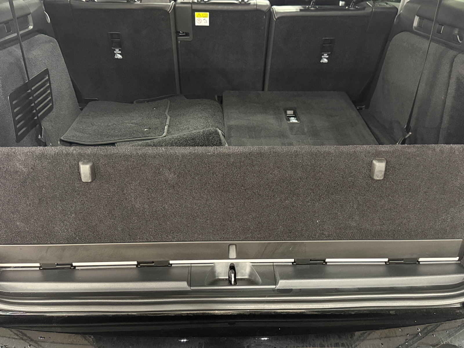 Thumbnail: 2022 Land Rover Discovery - 6