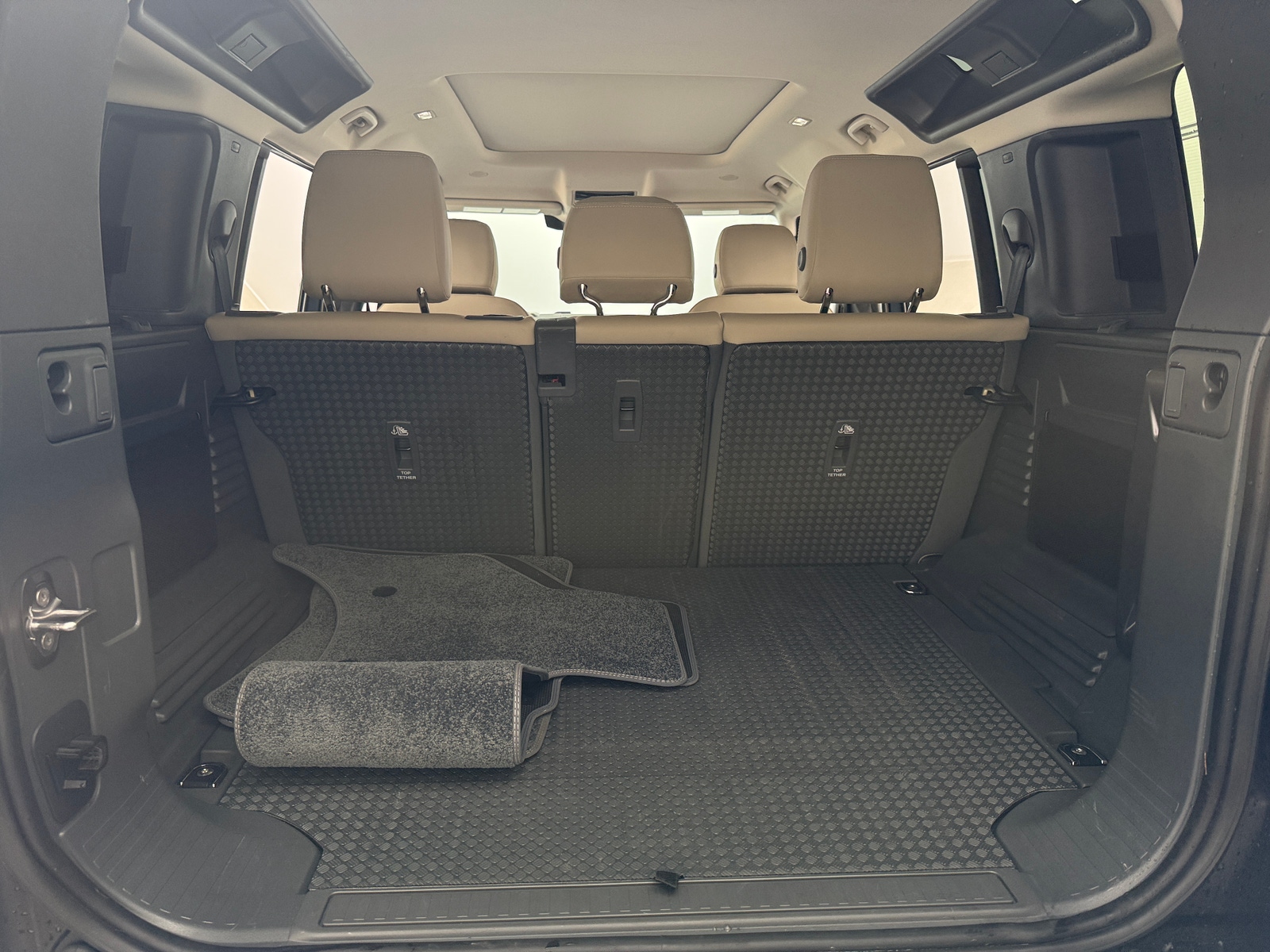 Thumbnail: 2023 Land Rover Defender - 6