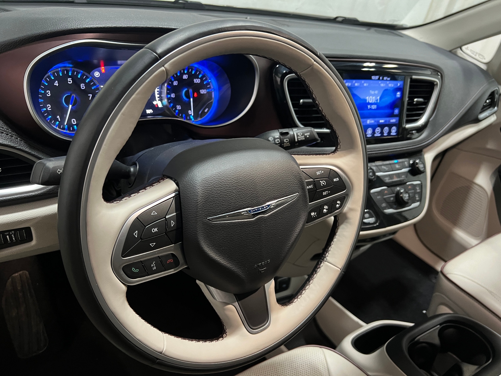 Thumbnail: 2017 Chrysler Pacifica - 4