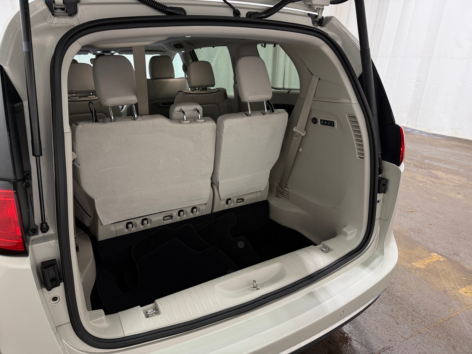 Thumbnail: 2017 Chrysler Pacifica - 6