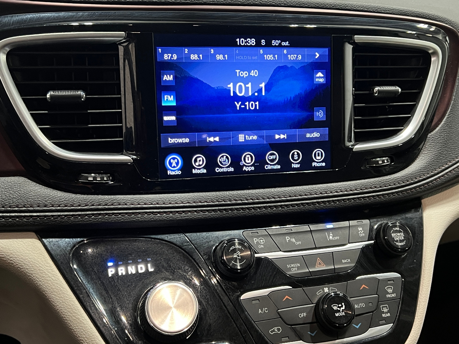 Thumbnail: 2017 Chrysler Pacifica - 3