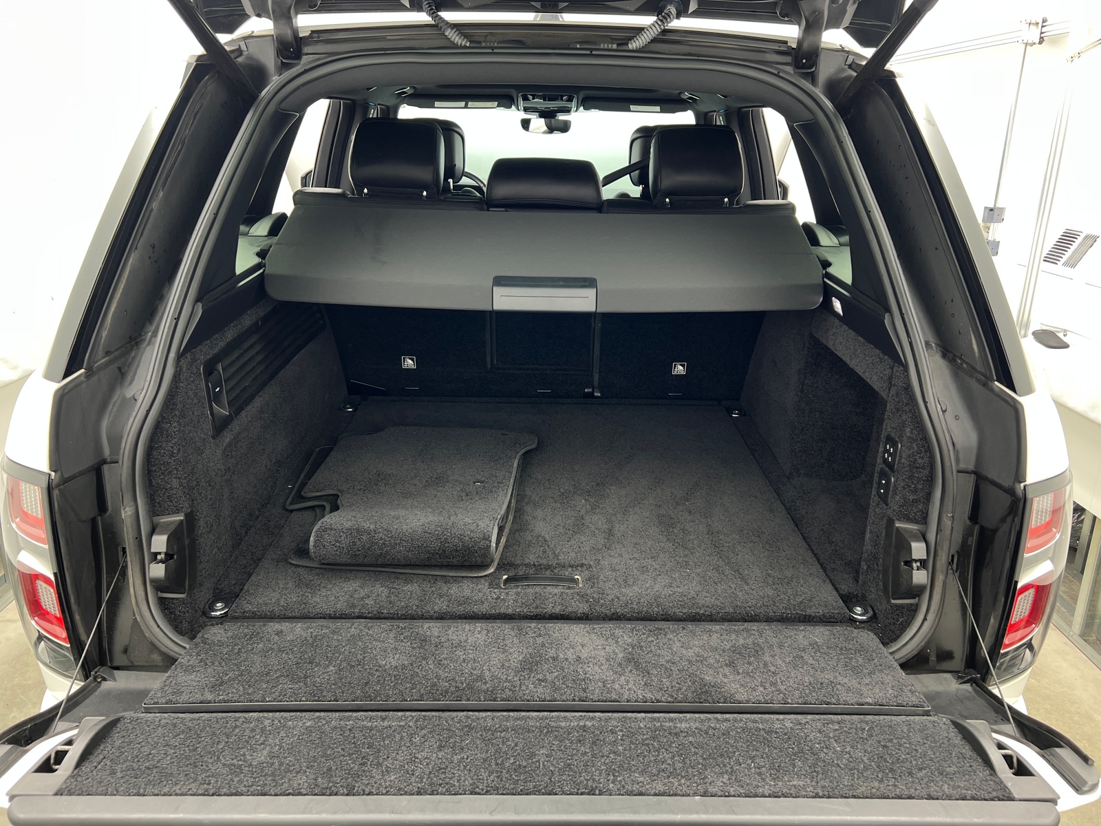 Thumbnail: 2019 Land Rover Range Rover - 6