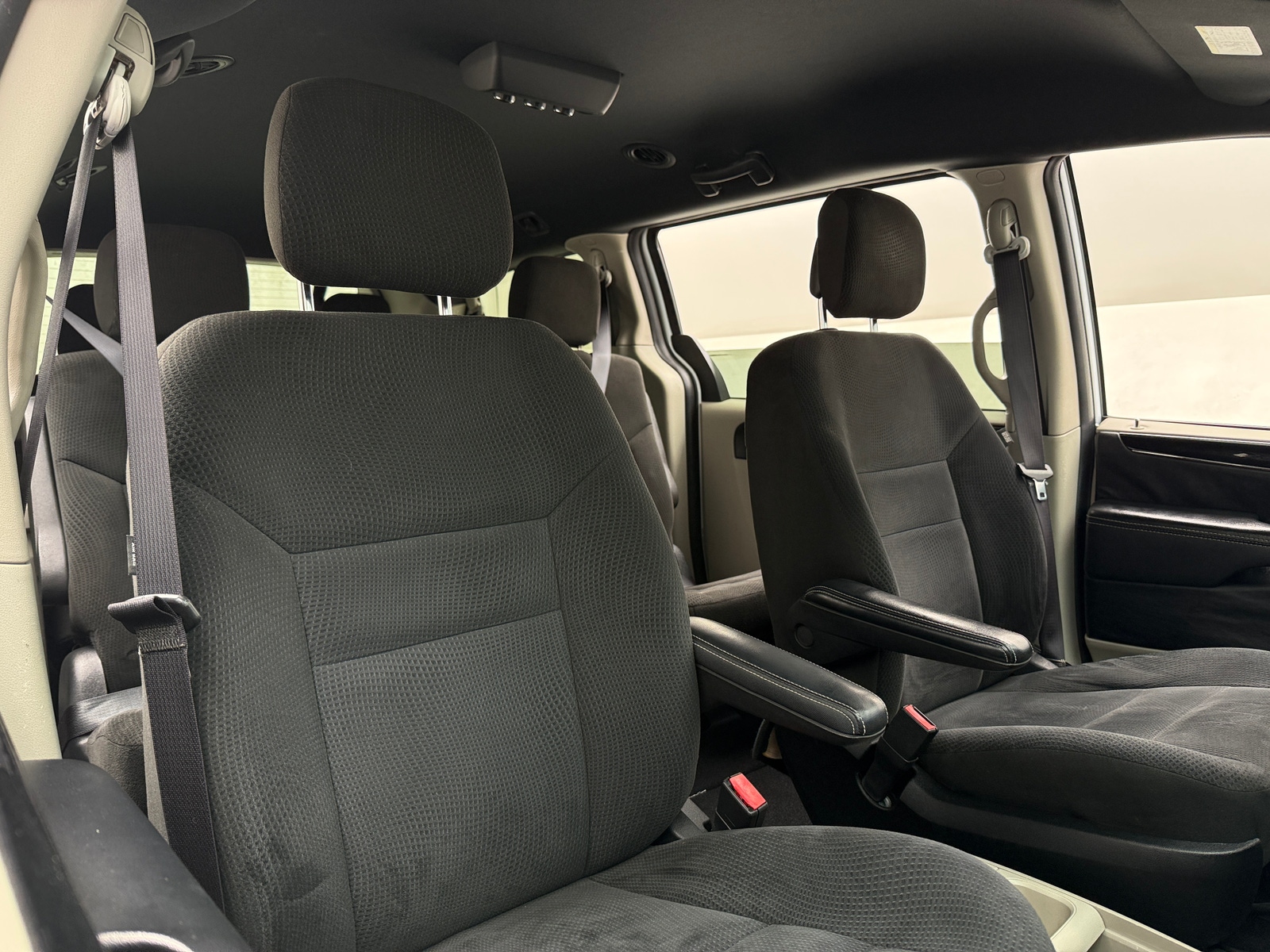 Thumbnail: 2016 Dodge Grand Caravan - 2