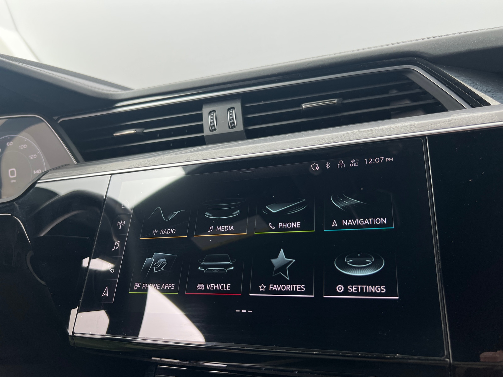 Thumbnail: 2022 Audi e-tron - 3