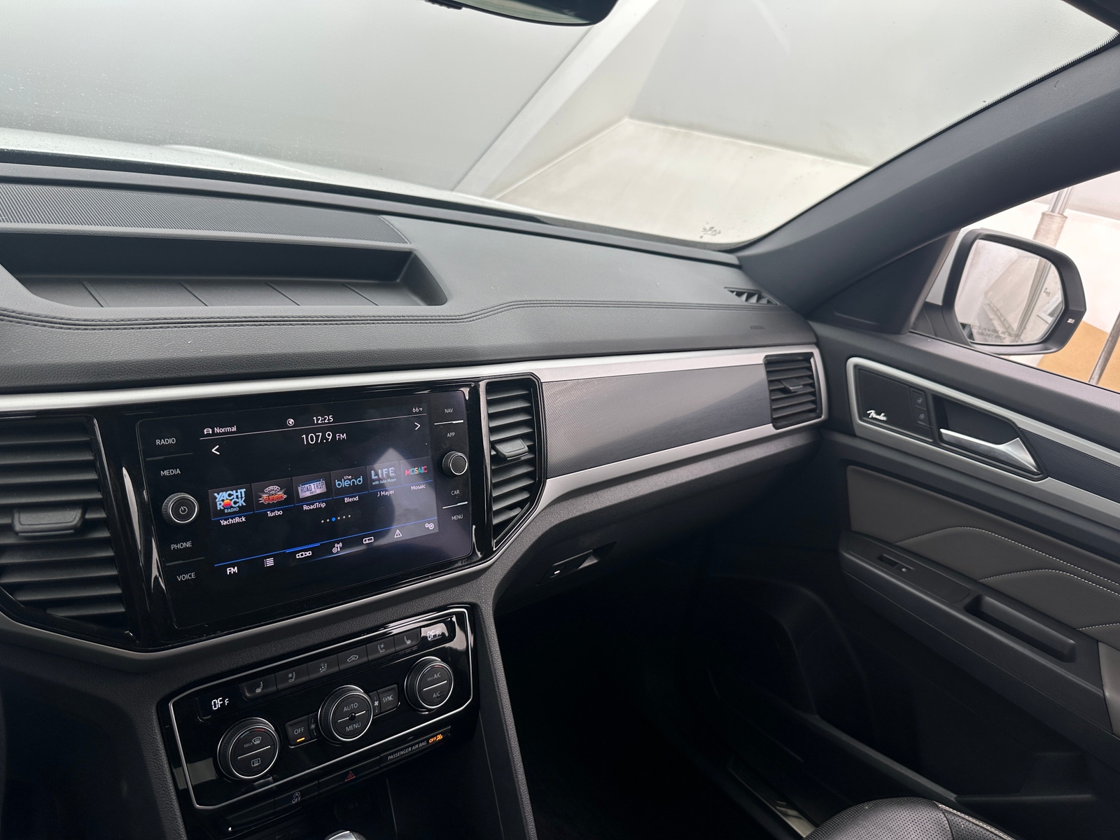 Thumbnail: 2021 Volkswagen Atlas - 3