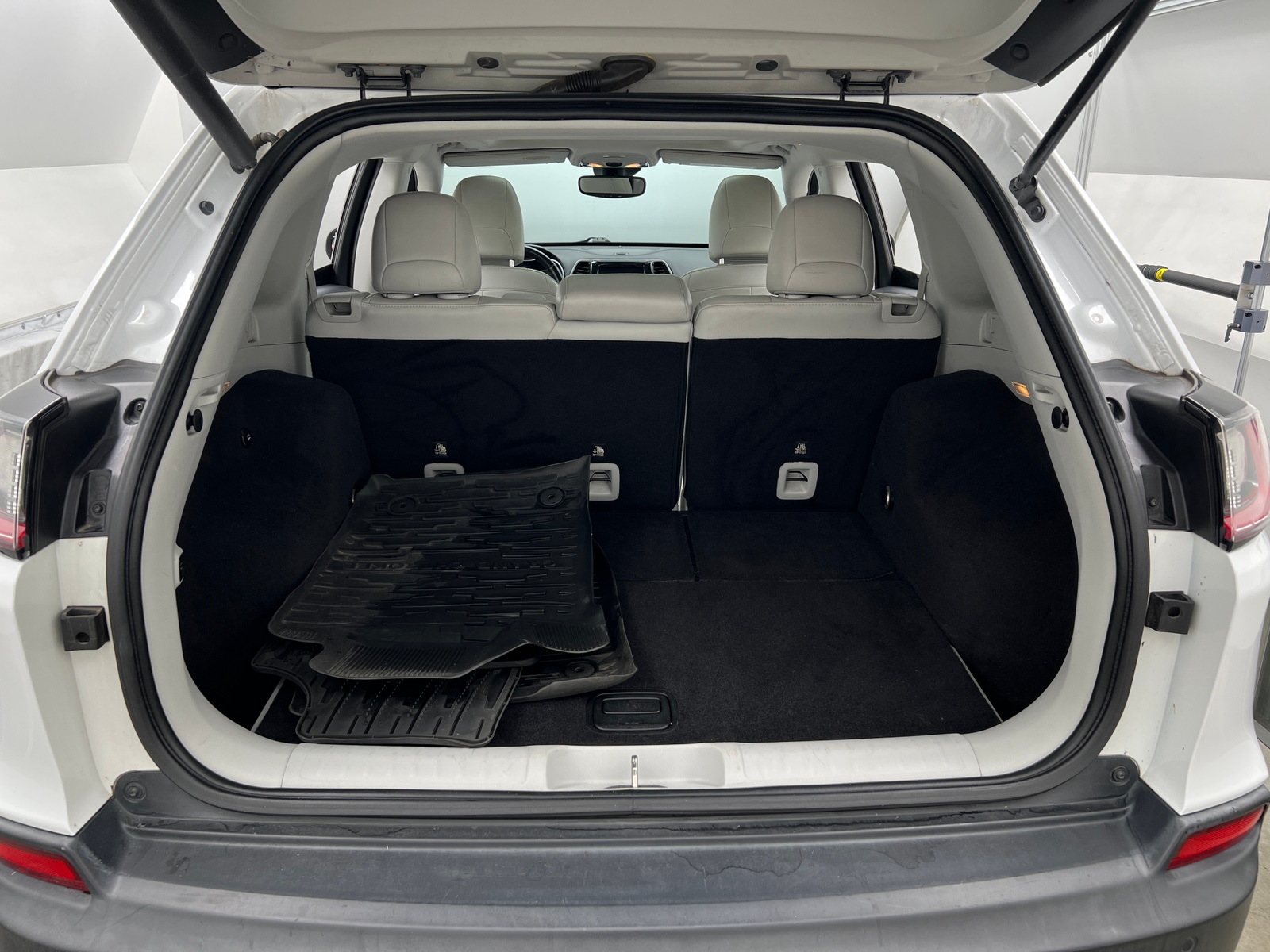 Thumbnail: 2019 Jeep Cherokee - 6