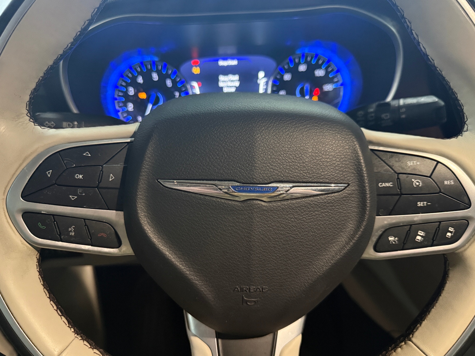 Thumbnail: 2017 Chrysler Pacifica - 4