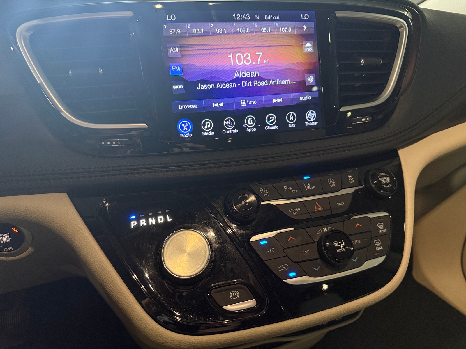 Thumbnail: 2017 Chrysler Pacifica - 3