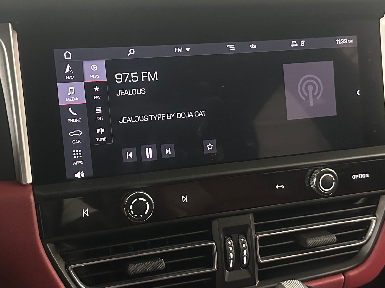 Thumbnail: 2022 Porsche Macan - 3