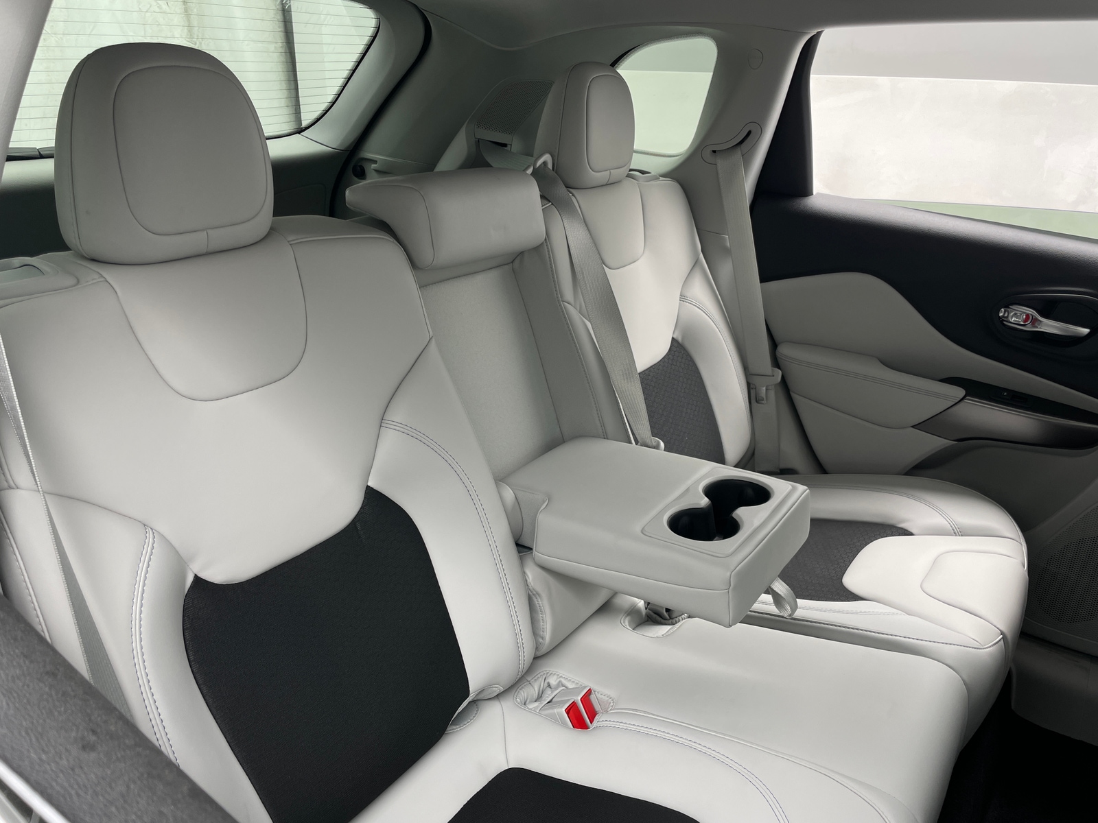 Thumbnail: 2020 Jeep Cherokee - 6