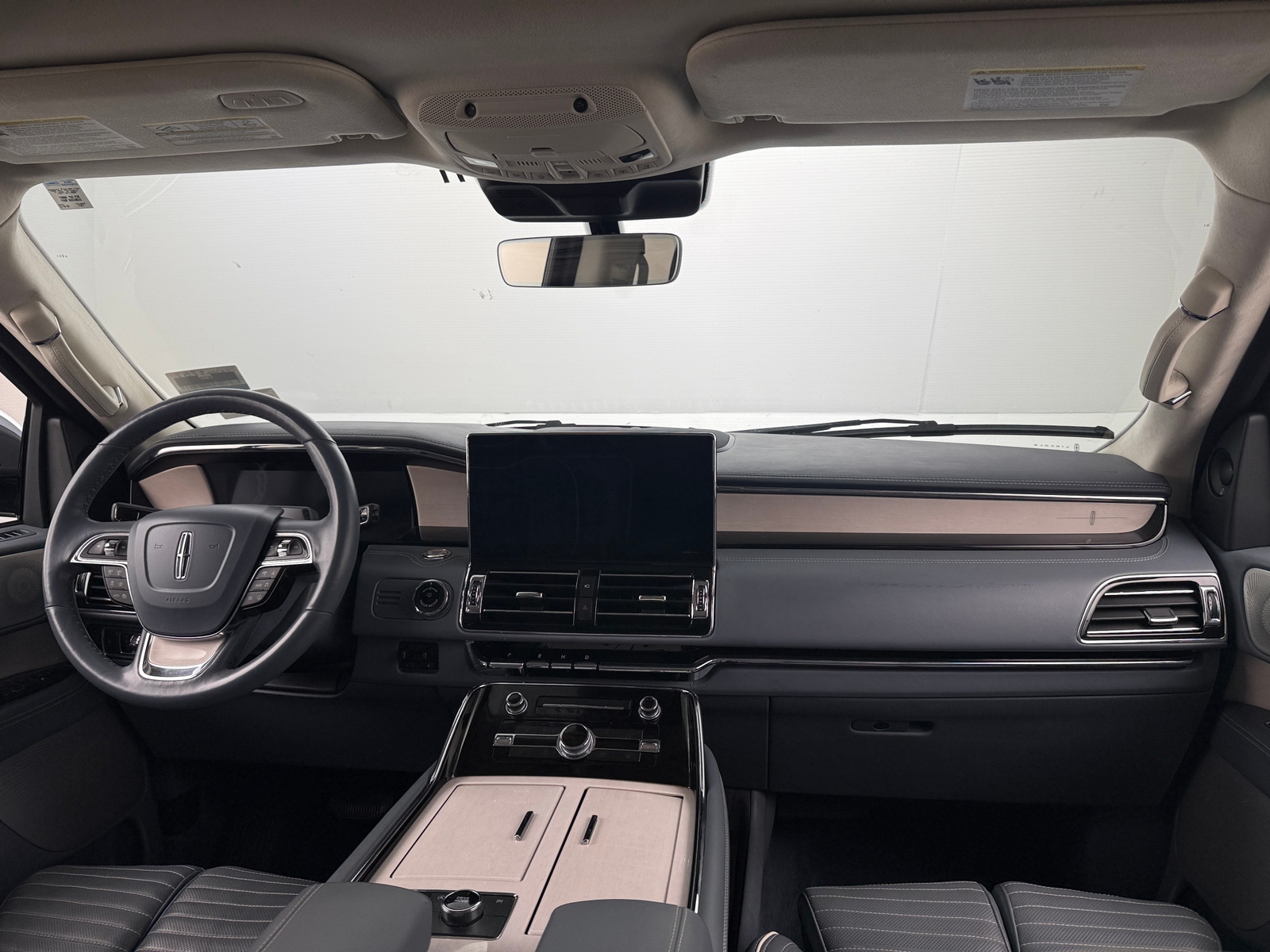 Thumbnail: 2022 Lincoln Navigator L - 2