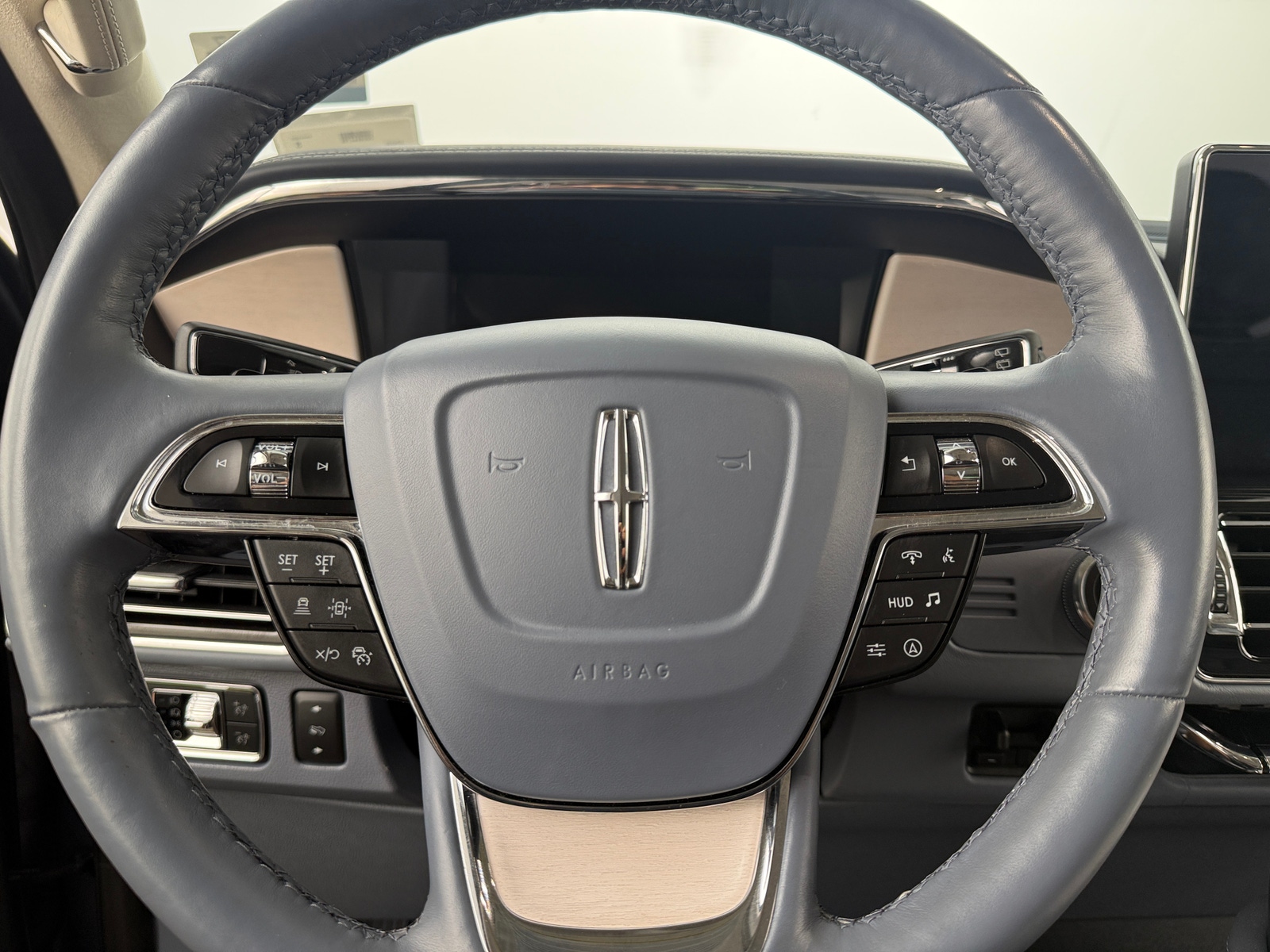 Thumbnail: 2022 Lincoln Navigator L - 4