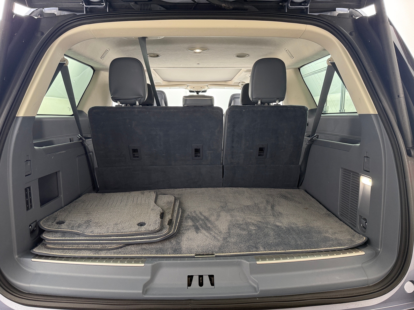 Thumbnail: 2022 Lincoln Navigator L - 6