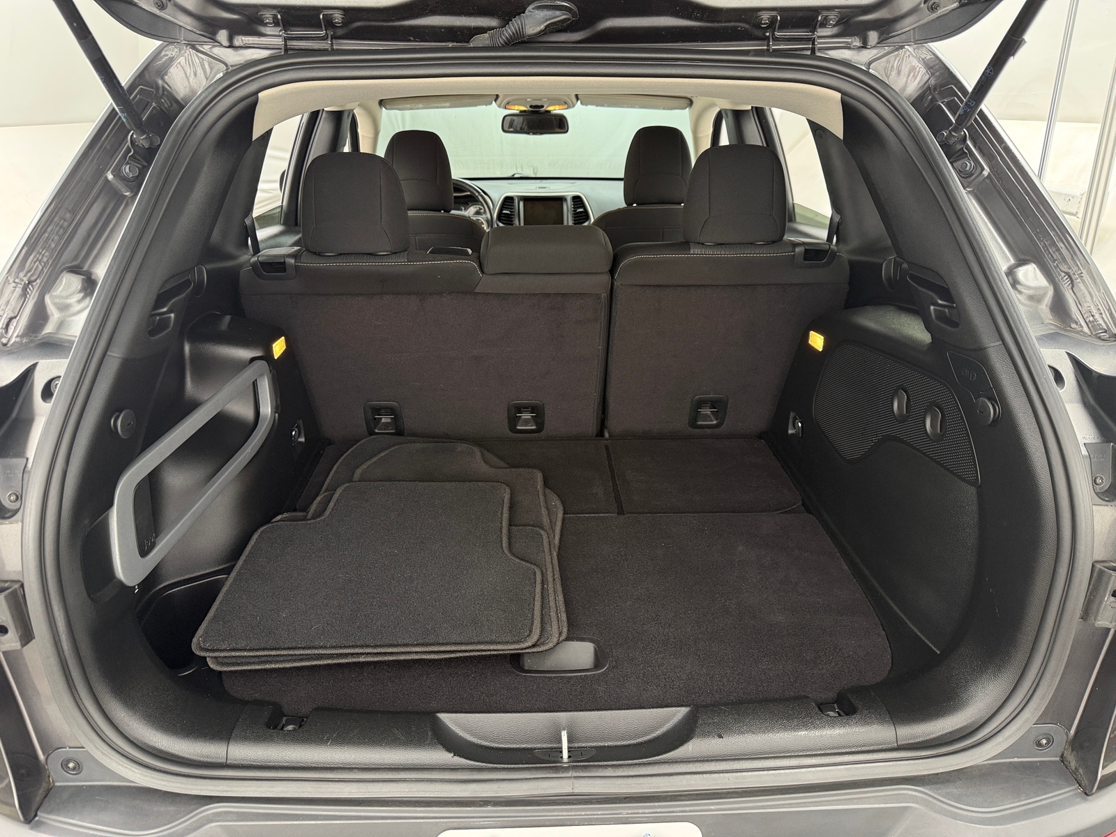 Thumbnail: 2017 Jeep Cherokee - 7