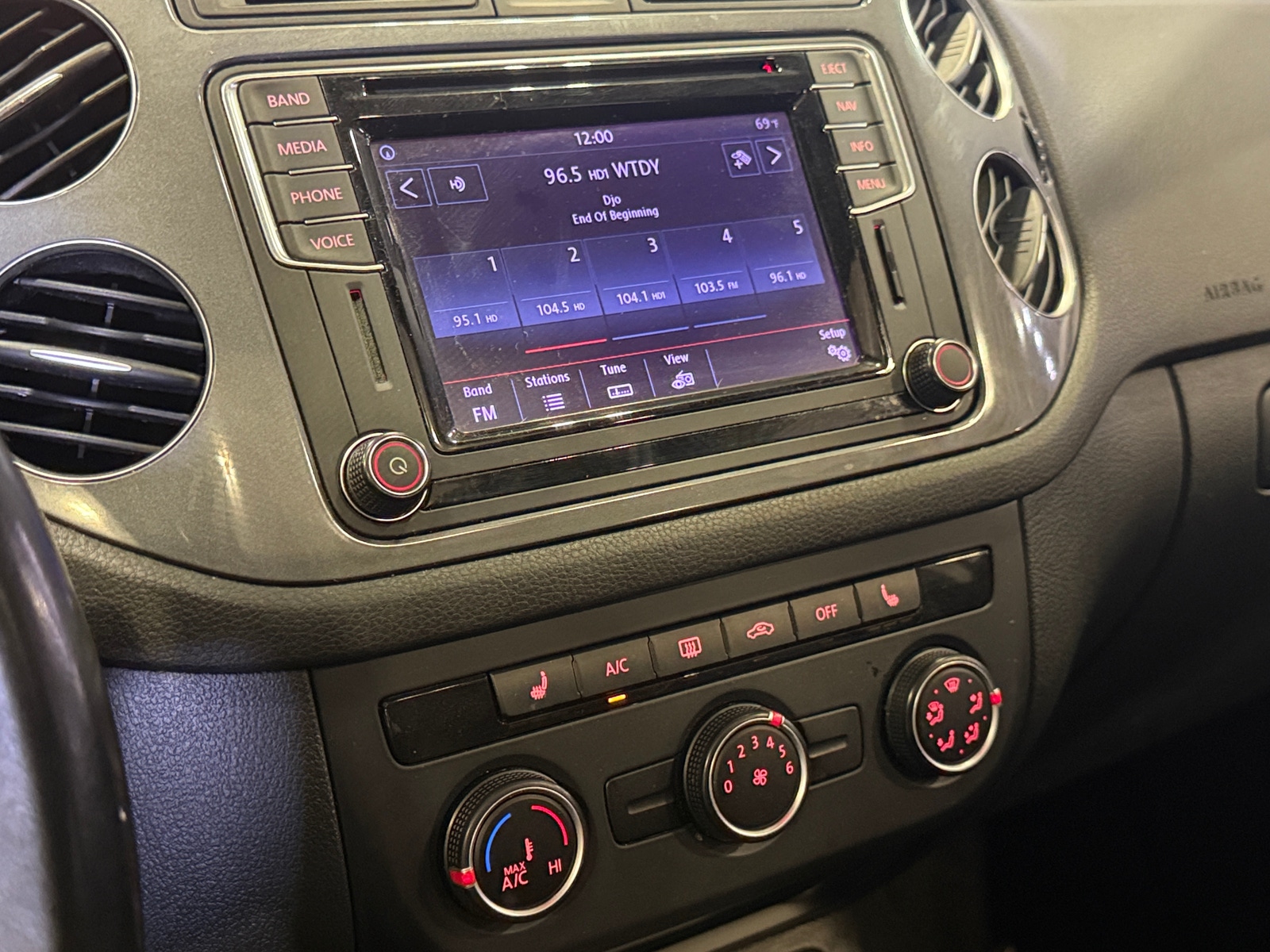 Thumbnail: 2016 Volkswagen Tiguan - 3