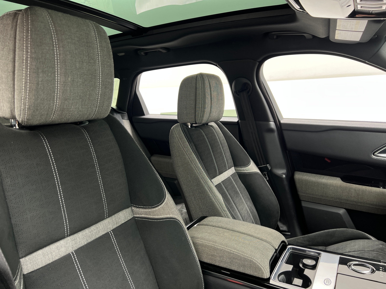 Thumbnail: 2018 Land Rover Range Rover Velar - 2