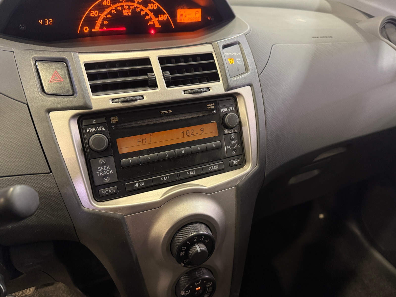 Thumbnail: 2011 Toyota Yaris - 4