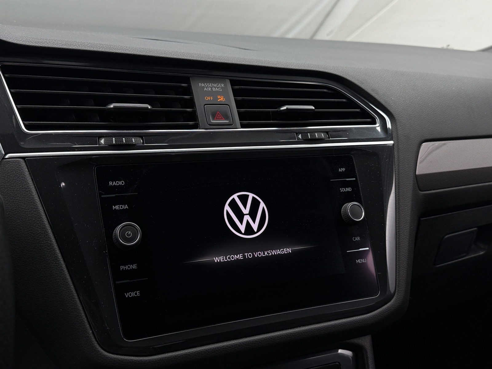 Thumbnail: 2022 Volkswagen Tiguan - 3