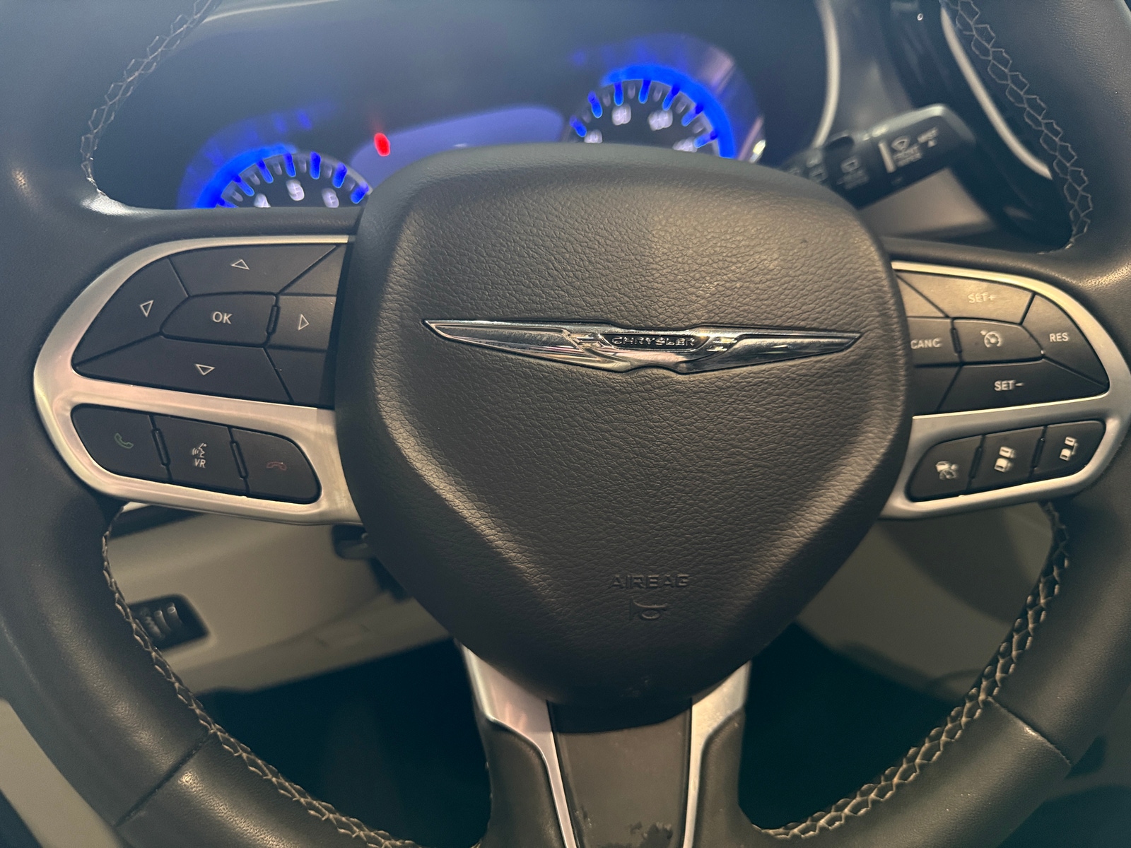 Thumbnail: 2023 Chrysler Pacifica - 4