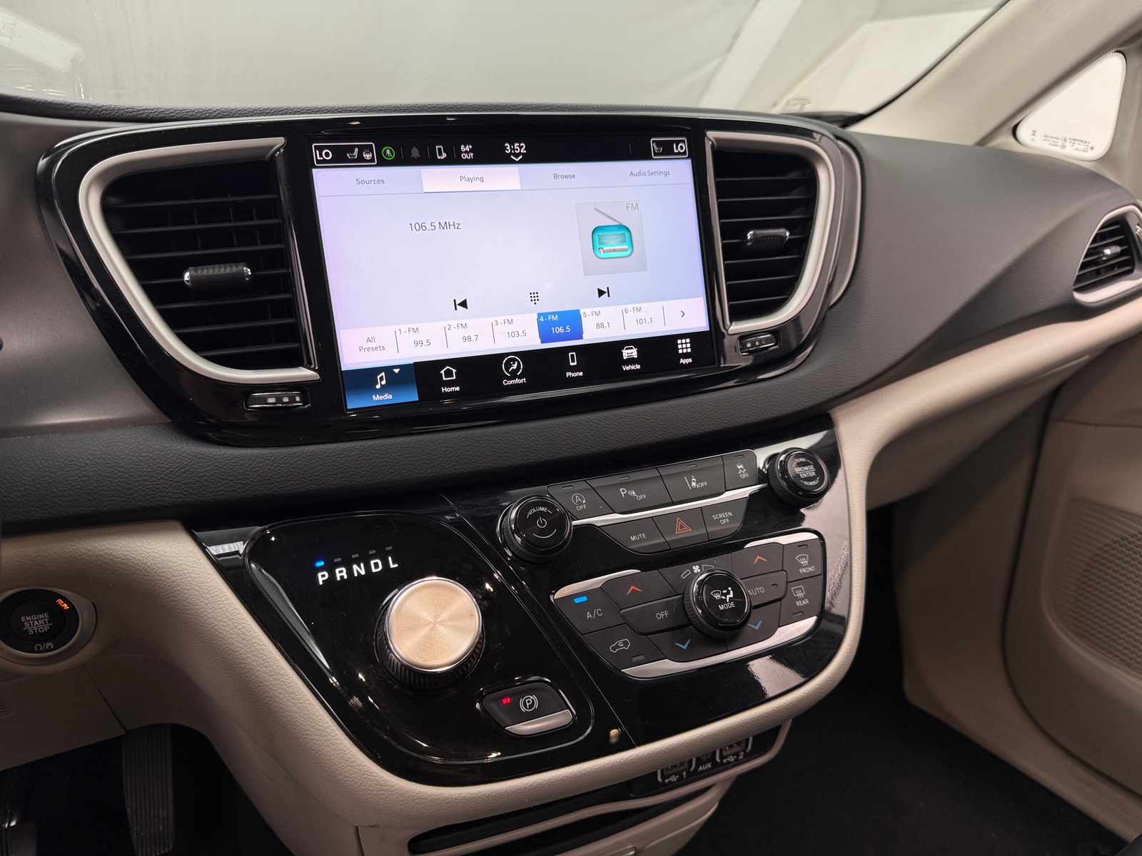 Thumbnail: 2023 Chrysler Pacifica - 3