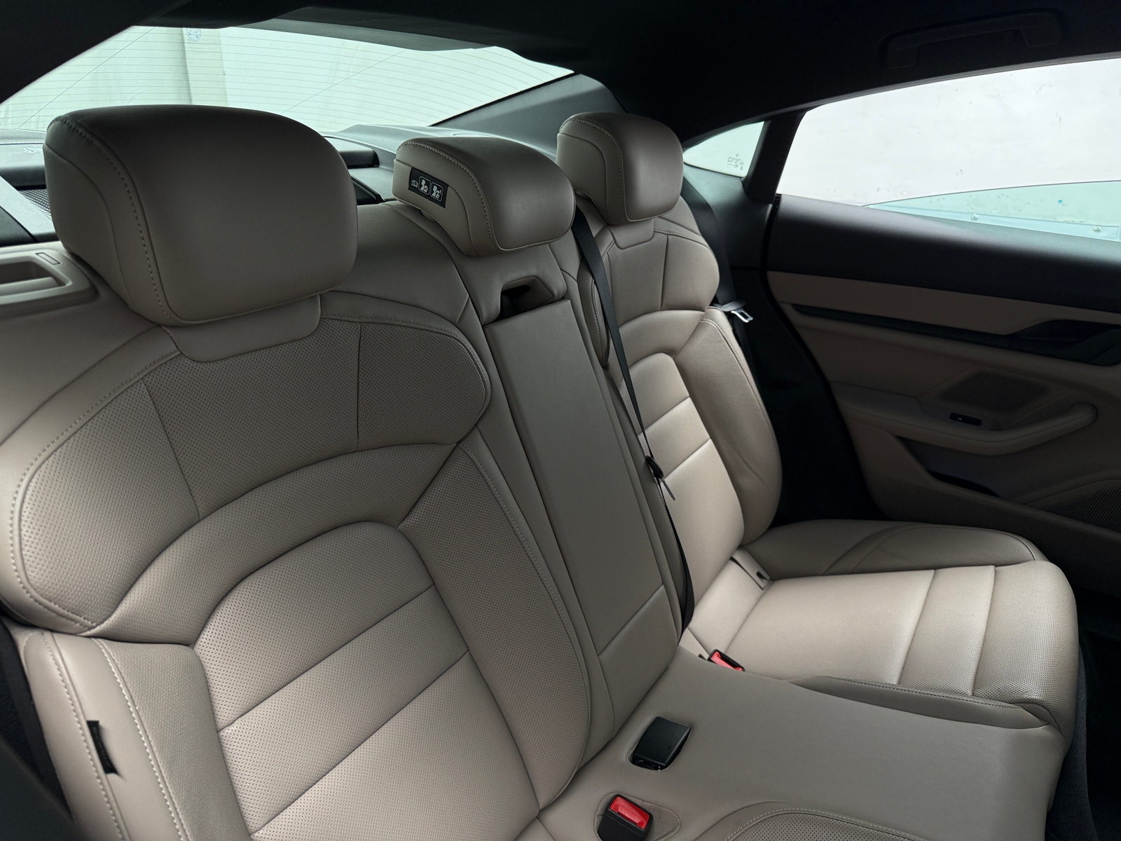 Thumbnail: 2022 Porsche Taycan - 5