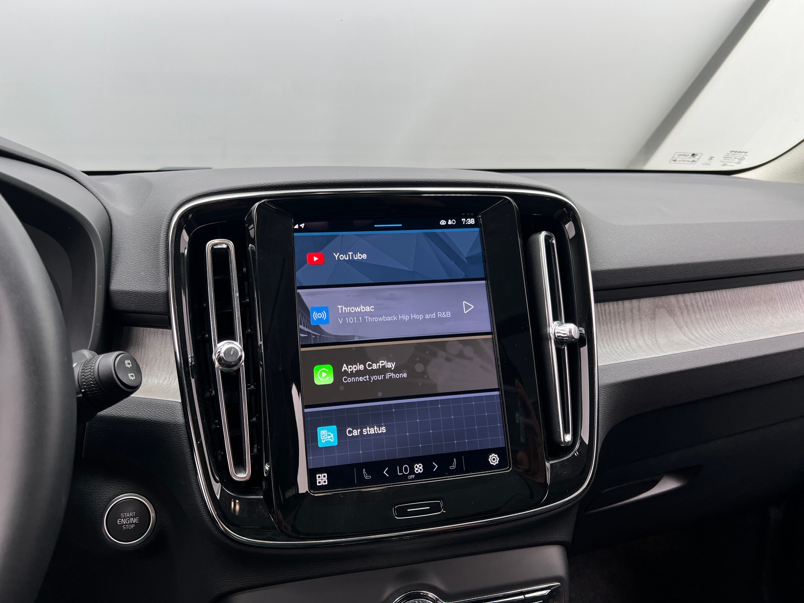 Thumbnail: 2025 Volvo XC40 - 3