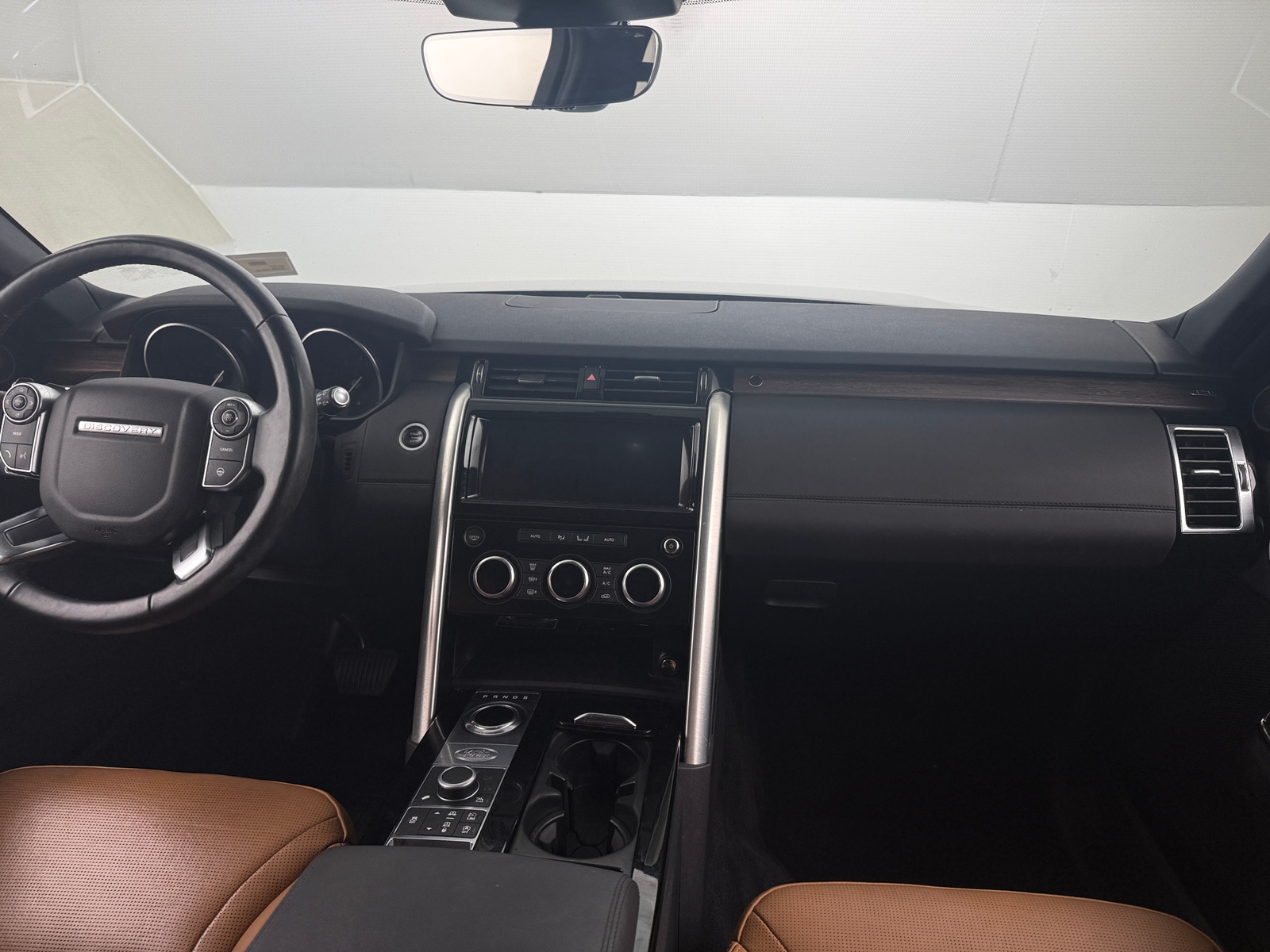 Thumbnail: 2017 Land Rover Discovery - 2