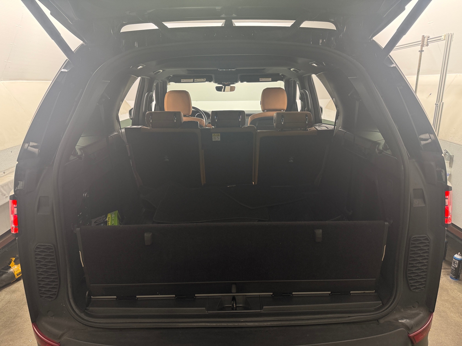 Thumbnail: 2017 Land Rover Discovery - 6