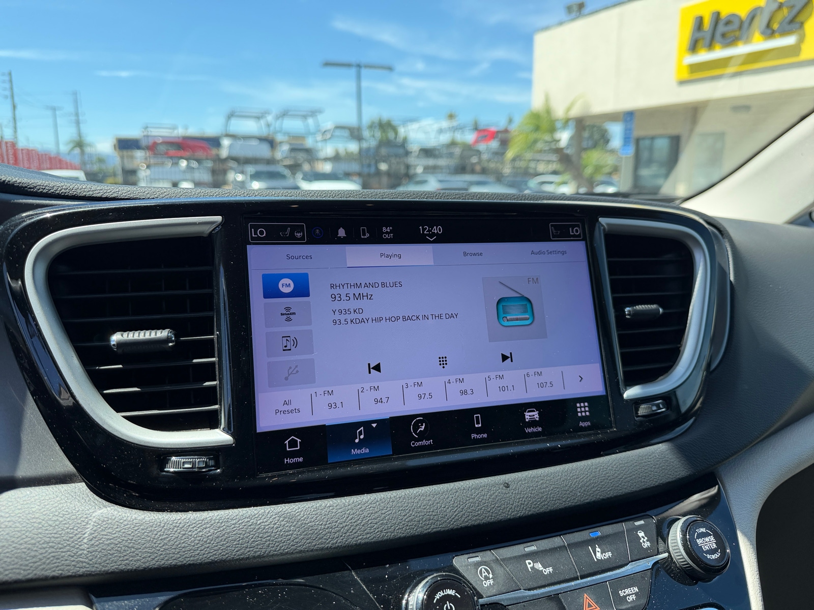 Thumbnail: 2023 Chrysler Pacifica - 4