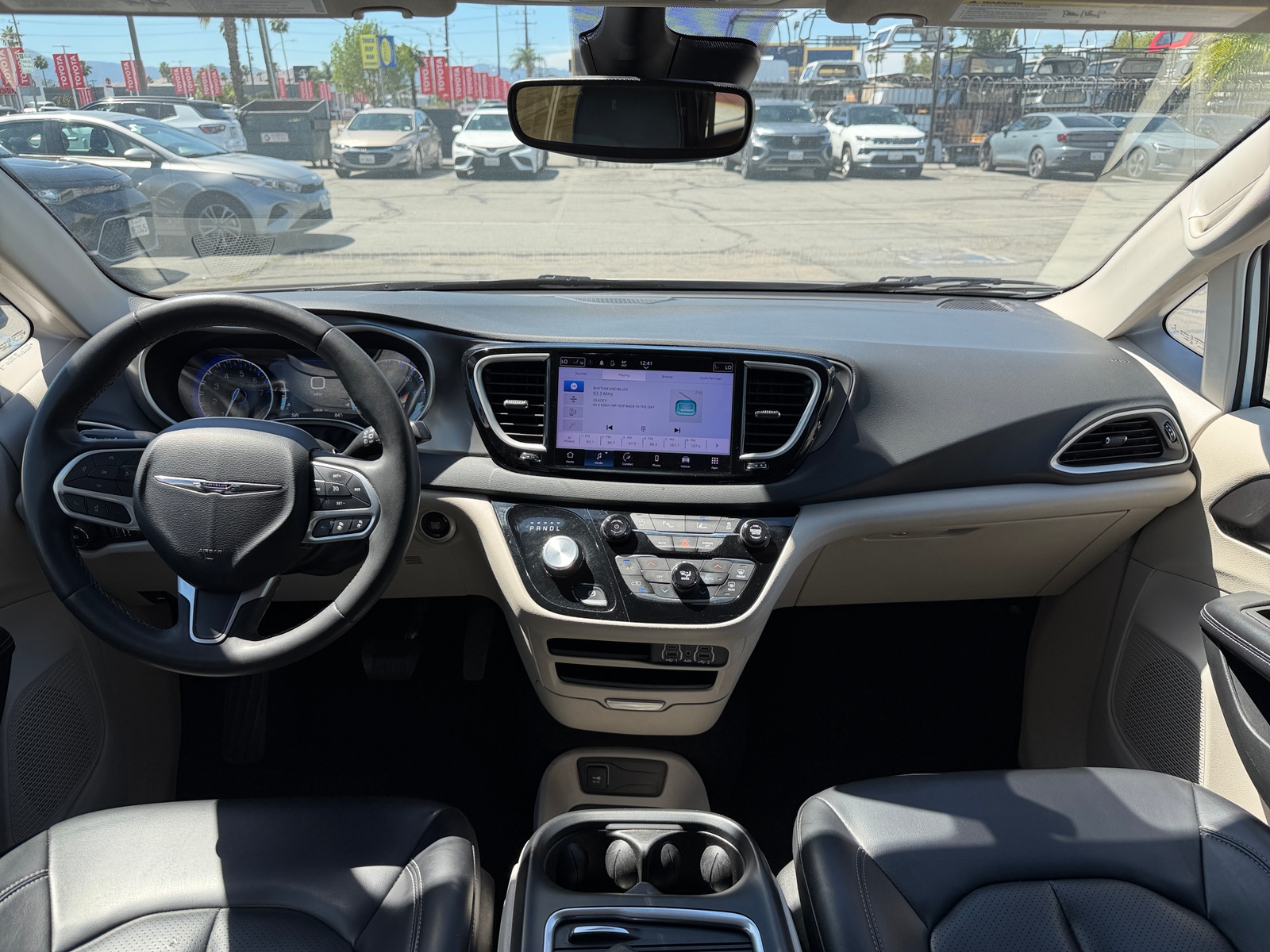 Thumbnail: 2023 Chrysler Pacifica - 3