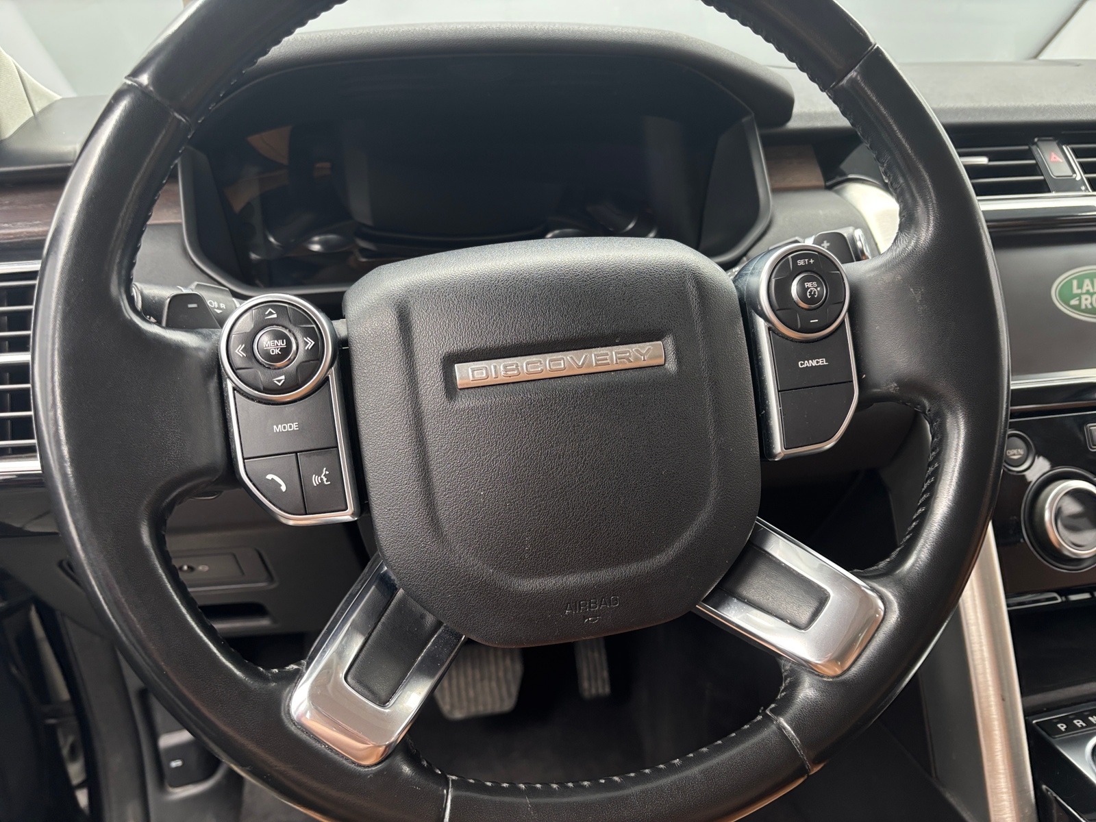 Thumbnail: 2018 Land Rover Discovery - 4