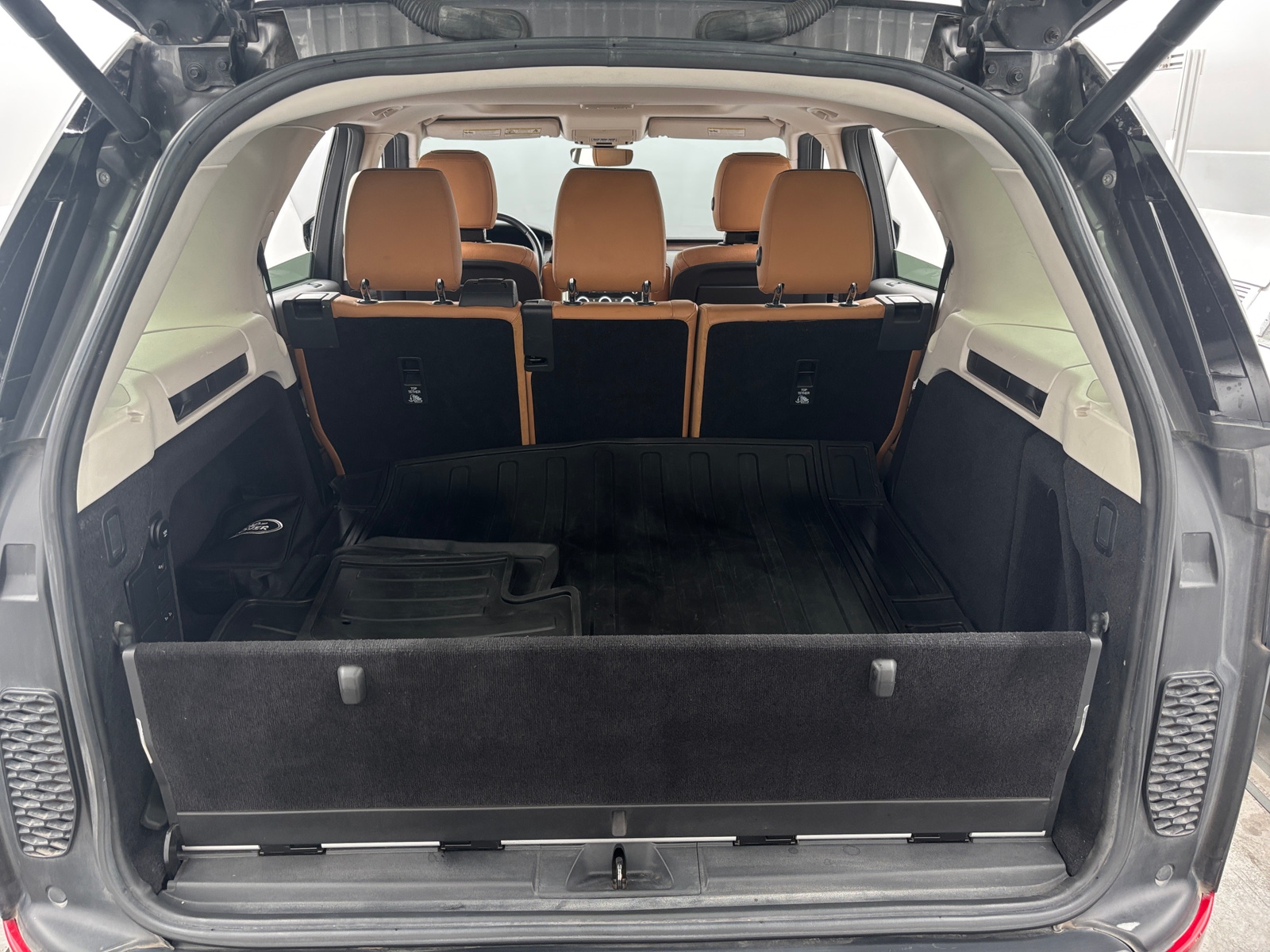 Thumbnail: 2018 Land Rover Discovery - 6