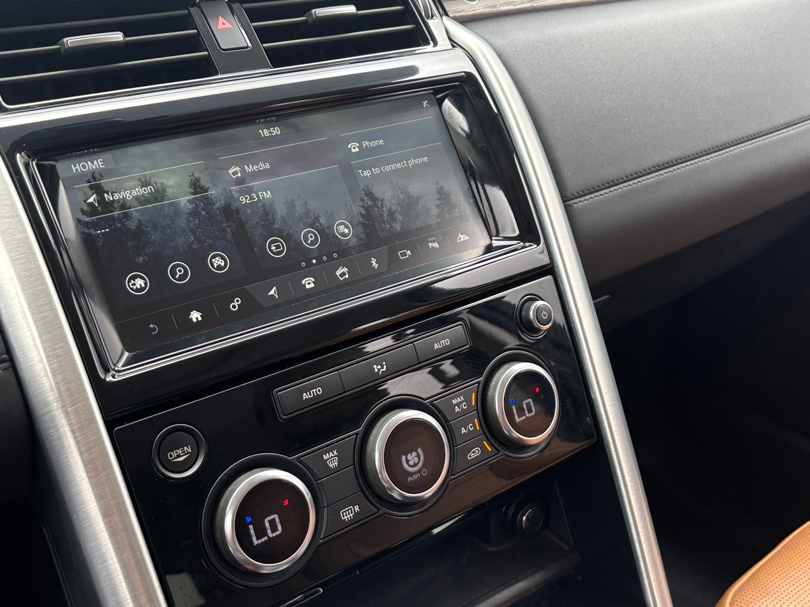 Thumbnail: 2018 Land Rover Discovery - 3