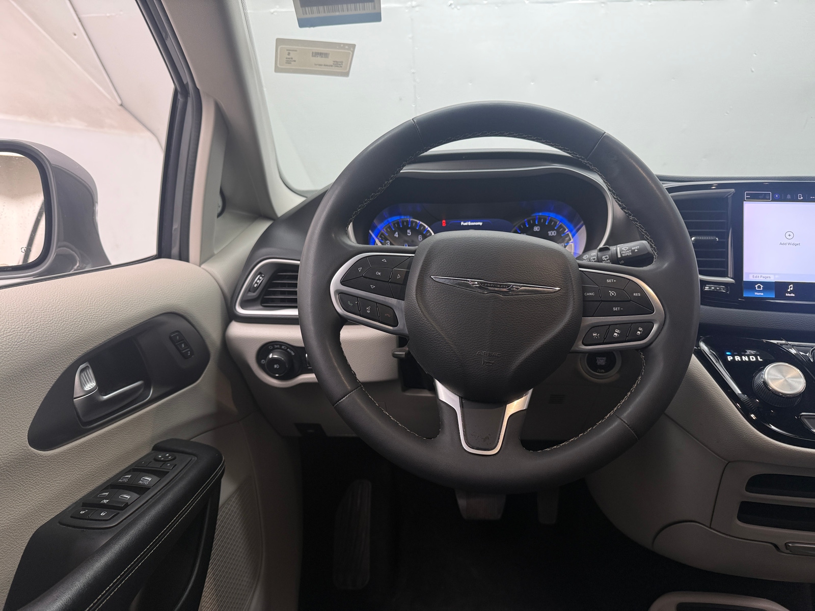 Thumbnail: 2022 Chrysler Pacifica - 4