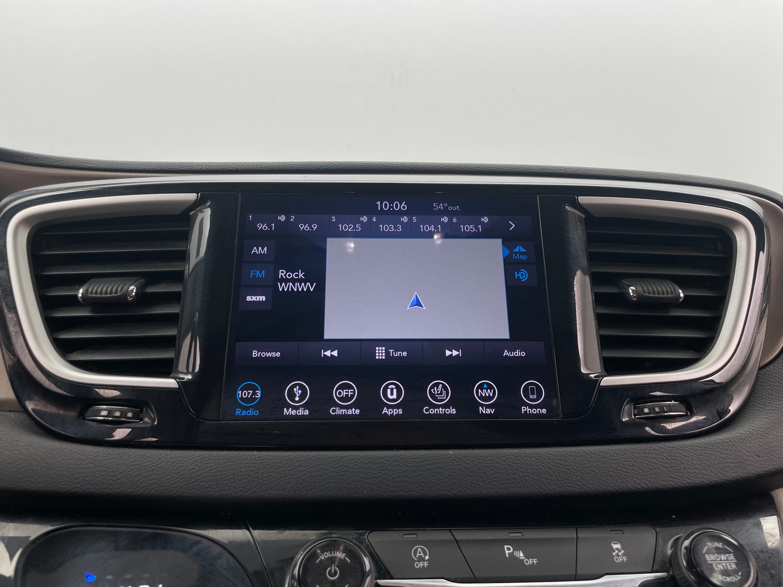 Thumbnail: 2018 Chrysler Pacifica - 3