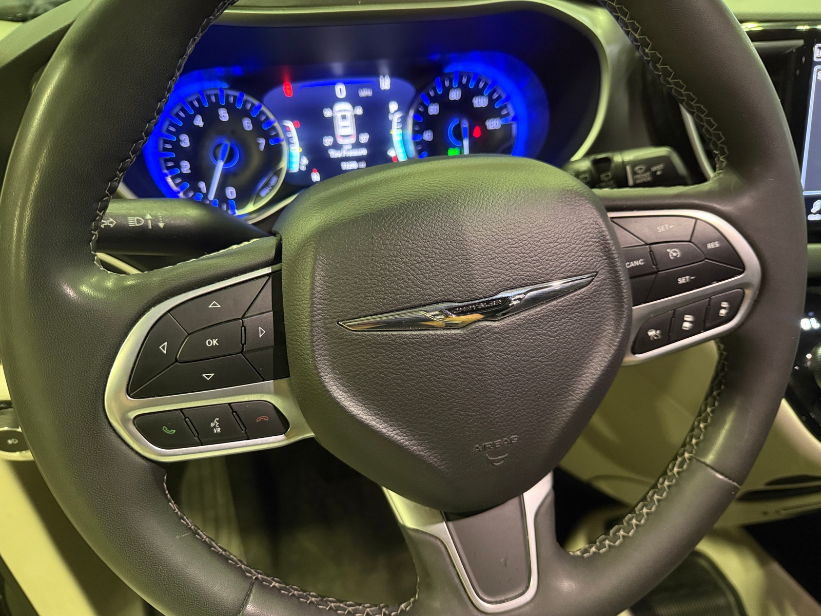 Thumbnail: 2023 Chrysler Pacifica - 4