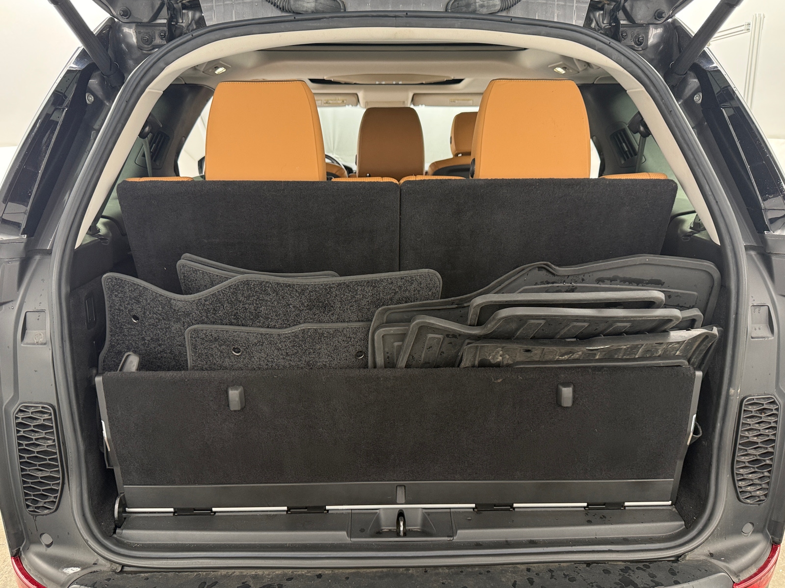 Thumbnail: 2018 Land Rover Discovery - 6