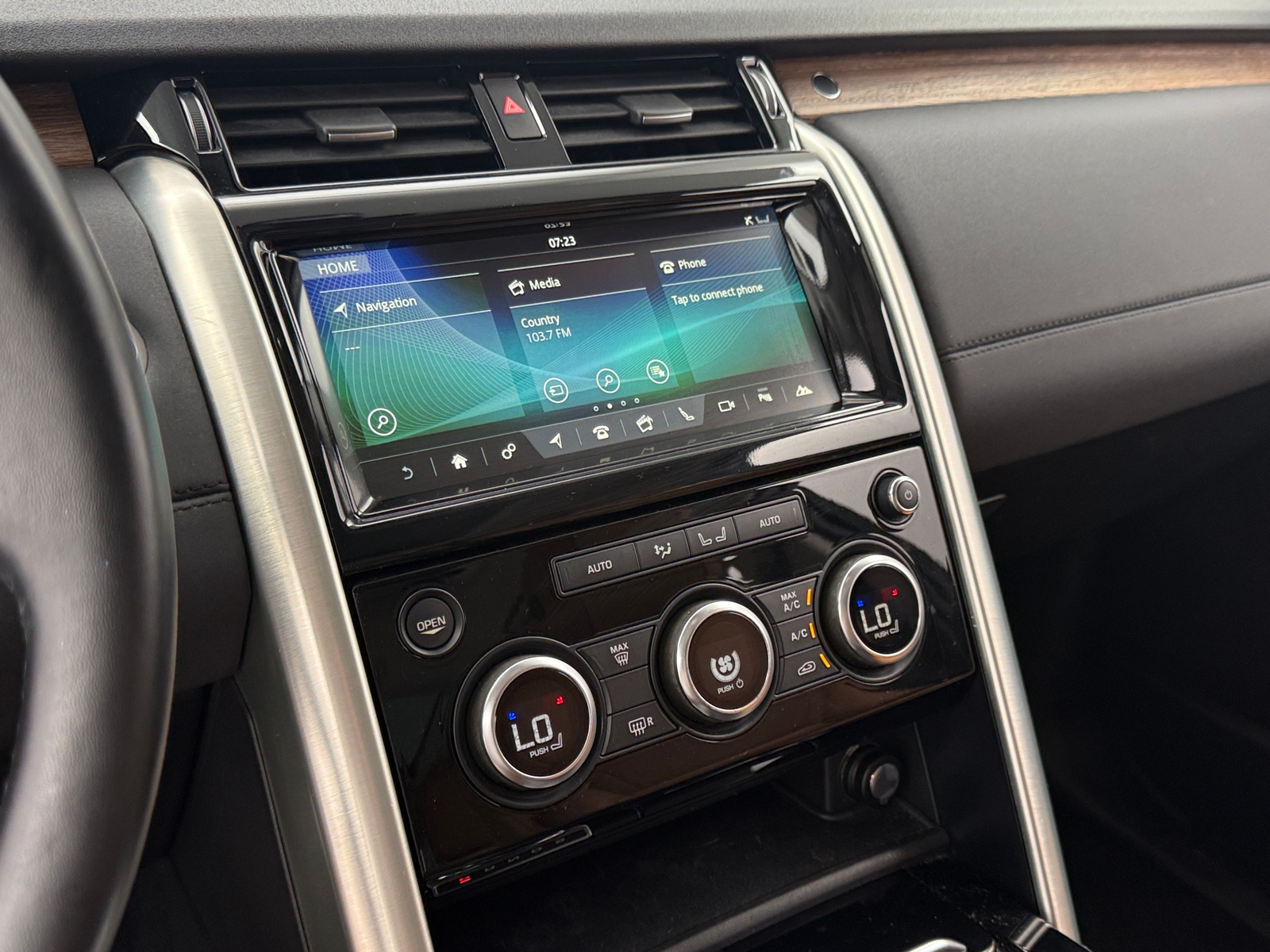 Thumbnail: 2018 Land Rover Discovery - 3