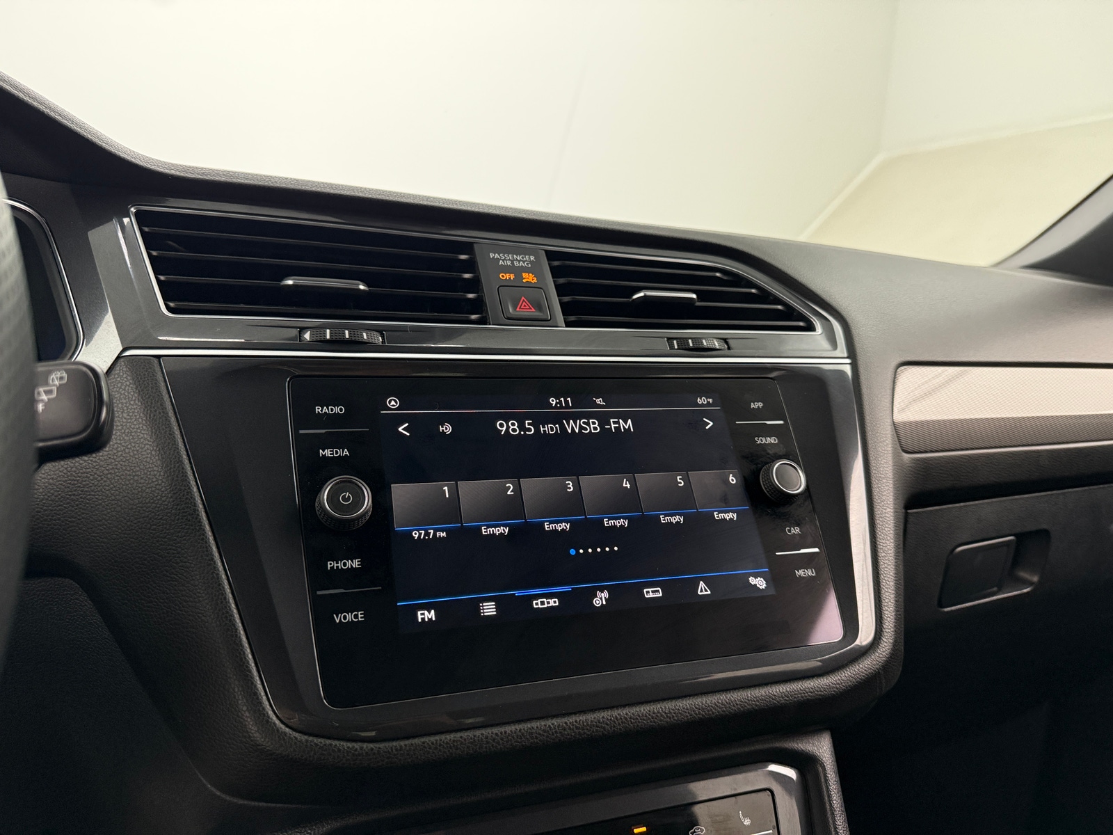 Thumbnail: 2022 Volkswagen Tiguan - 3